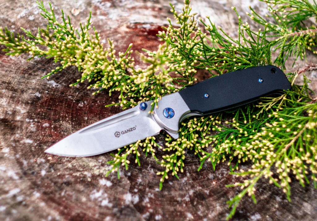 A best survival knife displayed on grass